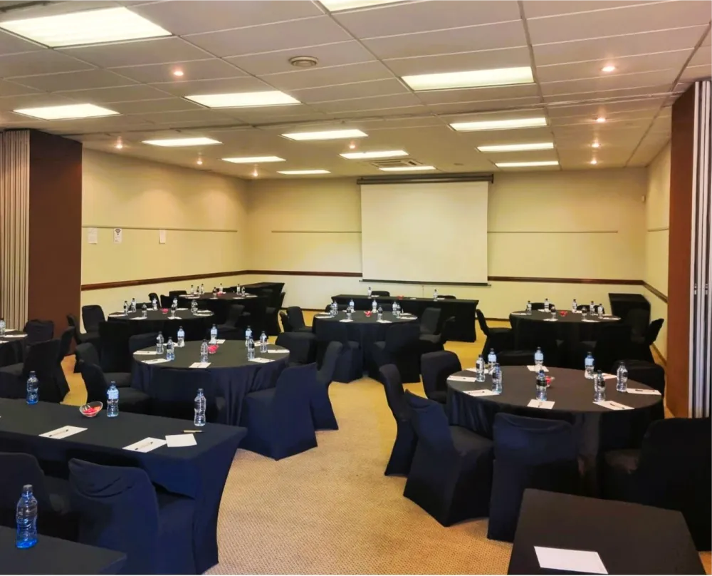 Benvenuto conferencing table layout with balcony